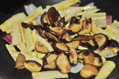 Steps for Cooking Stir-fried Winter Mushrooms and Bamboo Shoots