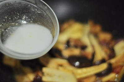 Steps for Cooking Stir-fried Winter Mushrooms and Bamboo Shoots