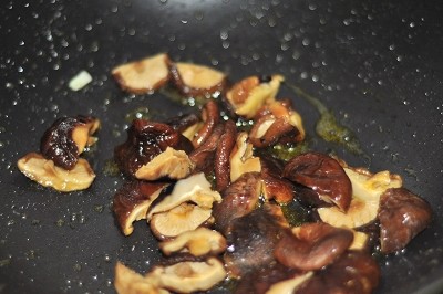 Steps for Cooking Stir-fried Winter Mushrooms and Bamboo Shoots