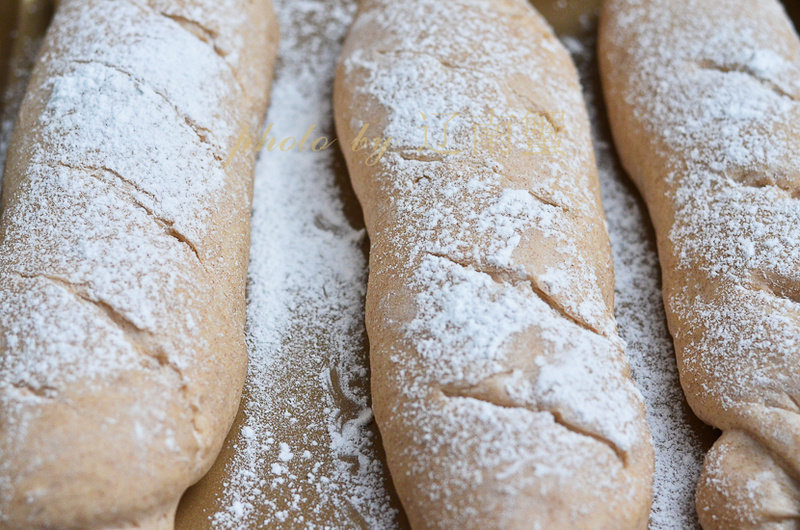 Steps for Making Soft European Bread with Honey Beans