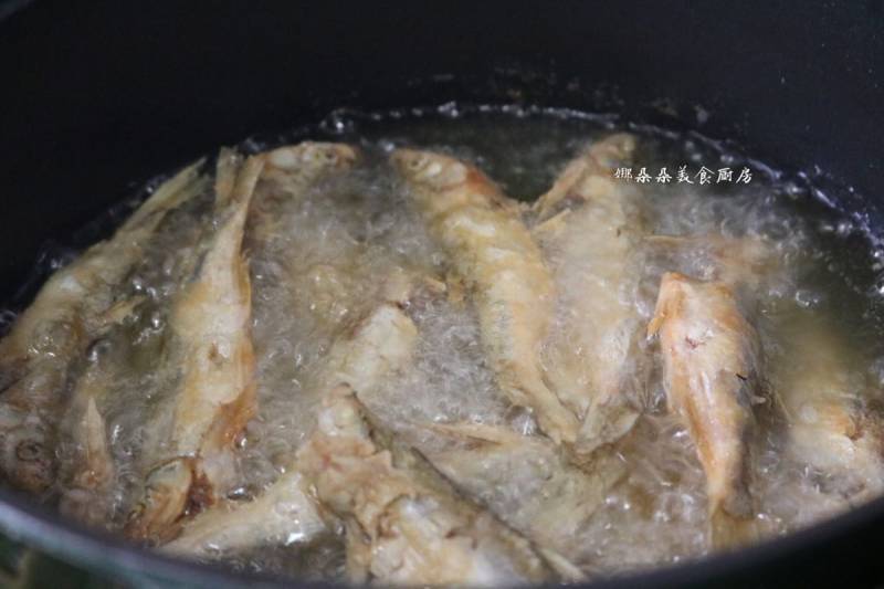 Steps for Making Fried Small Fish