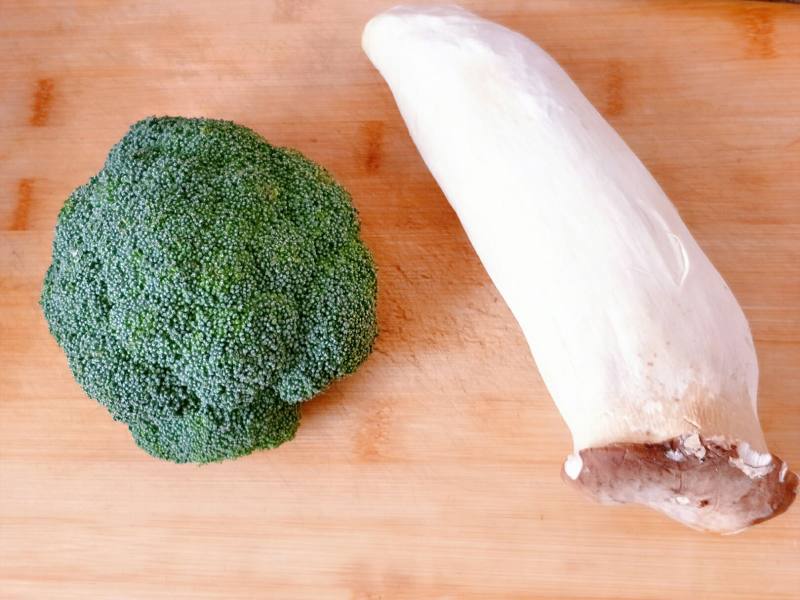 Broccoli and King Oyster Mushroom Stir Fry Steps