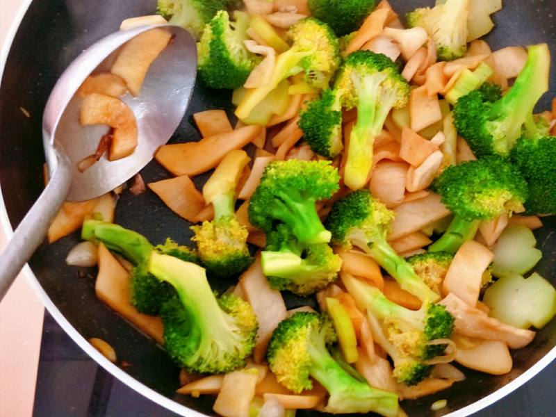 Broccoli and King Oyster Mushroom Stir Fry Steps