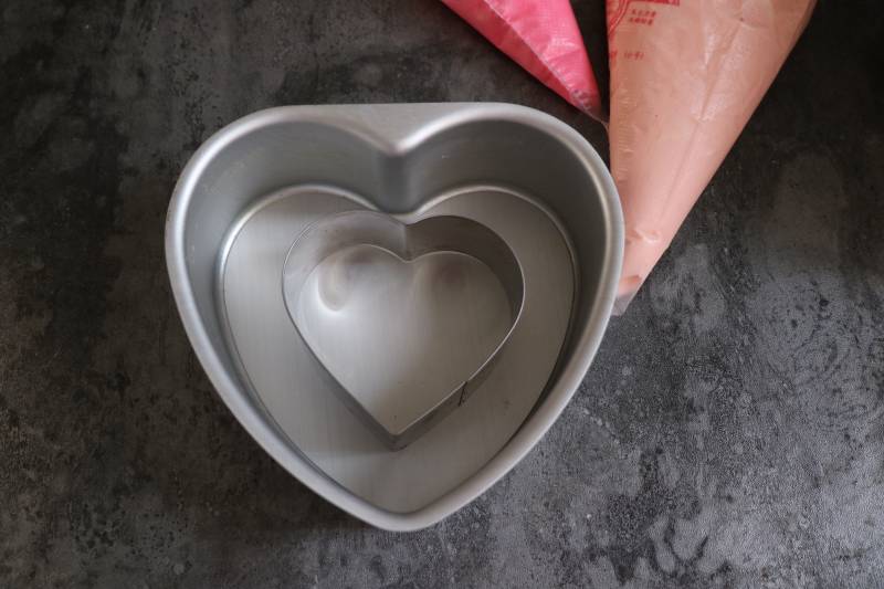 Steps for Making Chiffon Heart-Shaped Cake