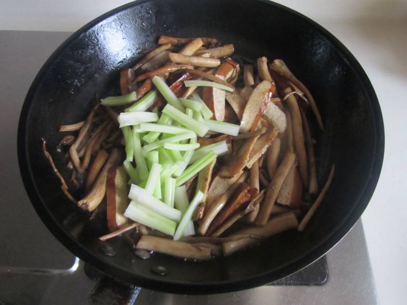 Steps for making Celery and Tea Tree Mushroom Stir-Fry with Dried Tofu