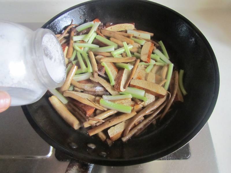 Steps for making Celery and Tea Tree Mushroom Stir-Fry with Dried Tofu