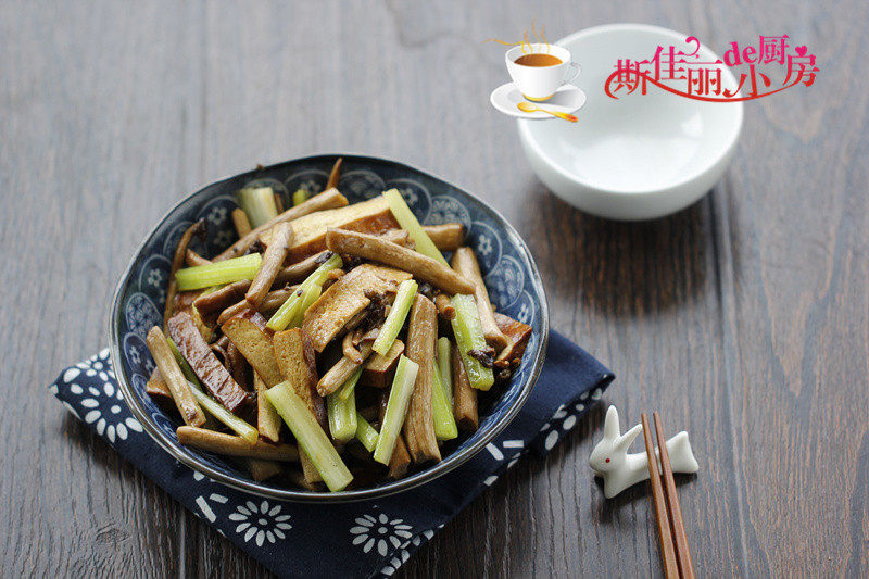 Celery and Tea Tree Mushroom Stir-Fry with Dried Tofu