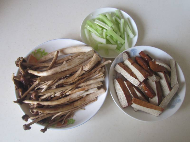 Steps for making Celery and Tea Tree Mushroom Stir-Fry with Dried Tofu