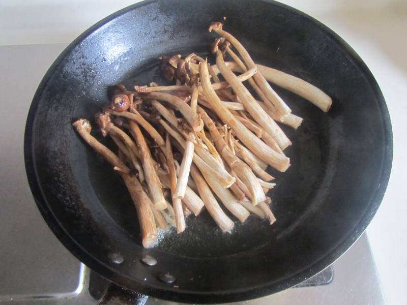 Steps for making Celery and Tea Tree Mushroom Stir-Fry with Dried Tofu