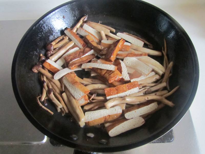 Steps for making Celery and Tea Tree Mushroom Stir-Fry with Dried Tofu