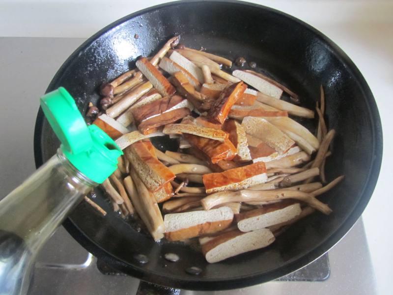 Steps for making Celery and Tea Tree Mushroom Stir-Fry with Dried Tofu