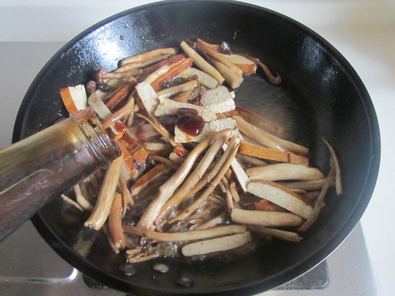 Steps for making Celery and Tea Tree Mushroom Stir-Fry with Dried Tofu