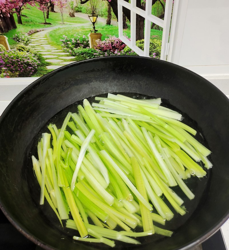 Steps for Making Celery and Pork Buns