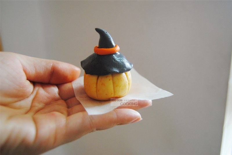 Steps for Making Pumpkin Monster Steamed Cake