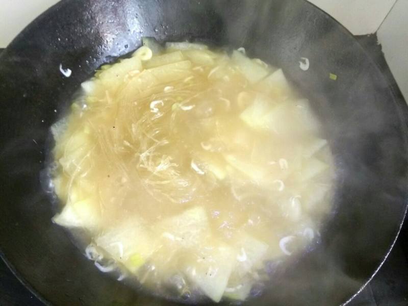 Steps for Cooking Shrimp and Winter Melon Vermicelli Soup