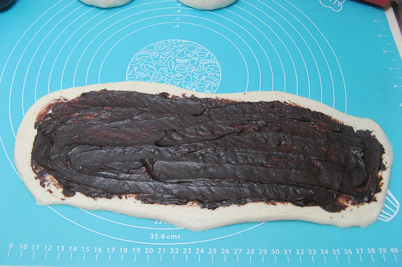Step-by-Step Instructions for Making Chocolate Sauce Stuffed Toast (Bread Machine Version)