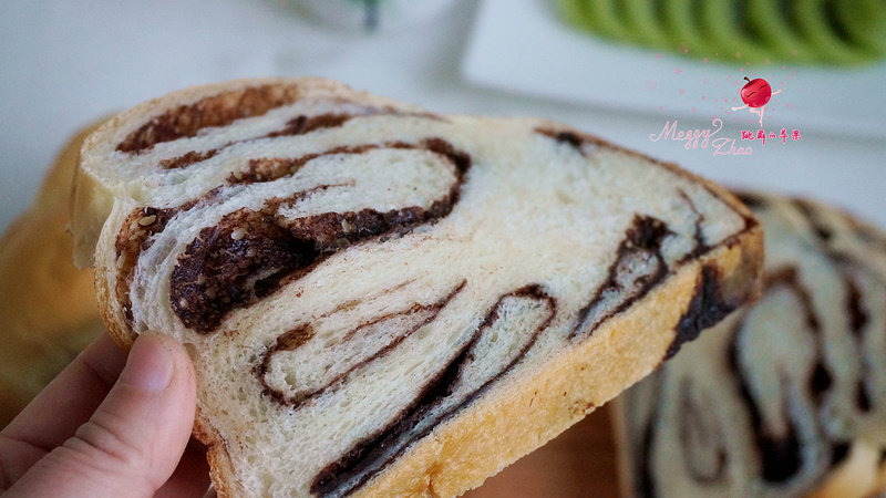 Step-by-Step Instructions for Making Chocolate Sauce Stuffed Toast (Bread Machine Version)