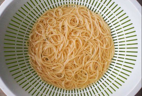 Steps for Cooking Spicy Tomato Sauce Linguine with Canned Mackerel