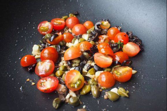 Steps for Cooking Spicy Tomato Sauce Linguine with Canned Mackerel