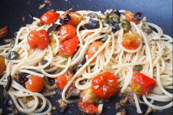 Steps for Cooking Spicy Tomato Sauce Linguine with Canned Mackerel