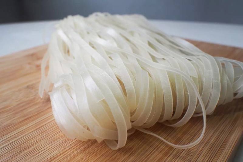 Detailed steps for cooking Healthy Western-Style Chicken Breast Fried Rice Noodles