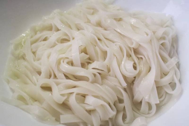 Detailed steps for cooking Healthy Western-Style Chicken Breast Fried Rice Noodles