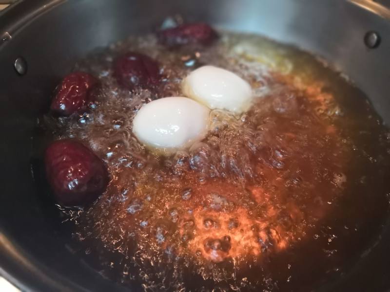 Steps for Making Yellow Sugar Red Date Egg Nourishing Soup