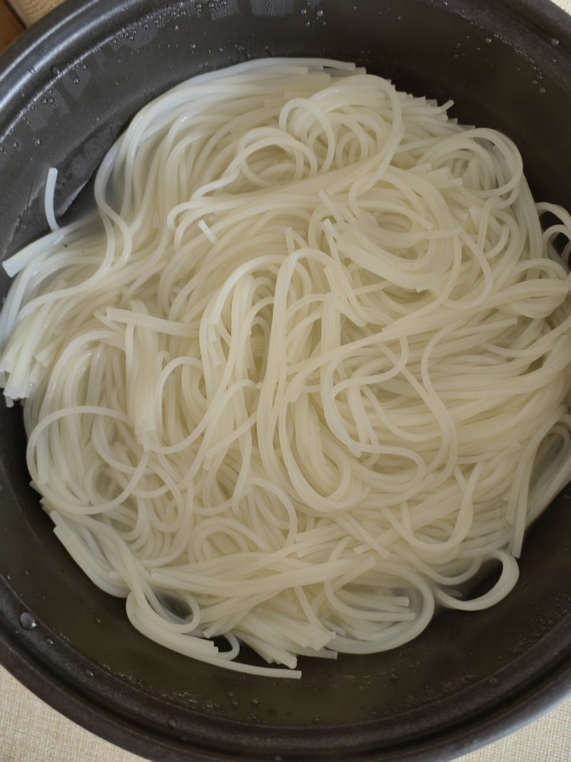 Steps for Making Beef and Mixed Vegetable Rice Noodles