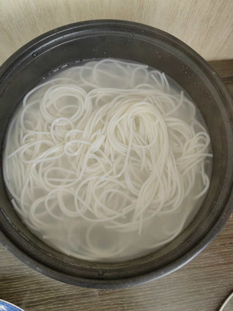 Steps for Making Beef and Mixed Vegetable Rice Noodles