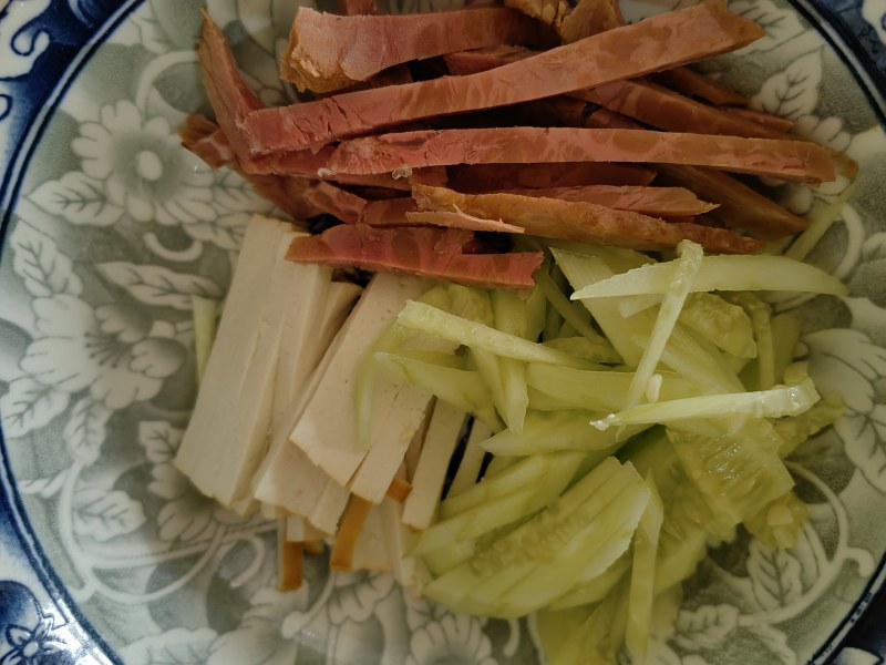 Steps for Making Beef and Mixed Vegetable Rice Noodles