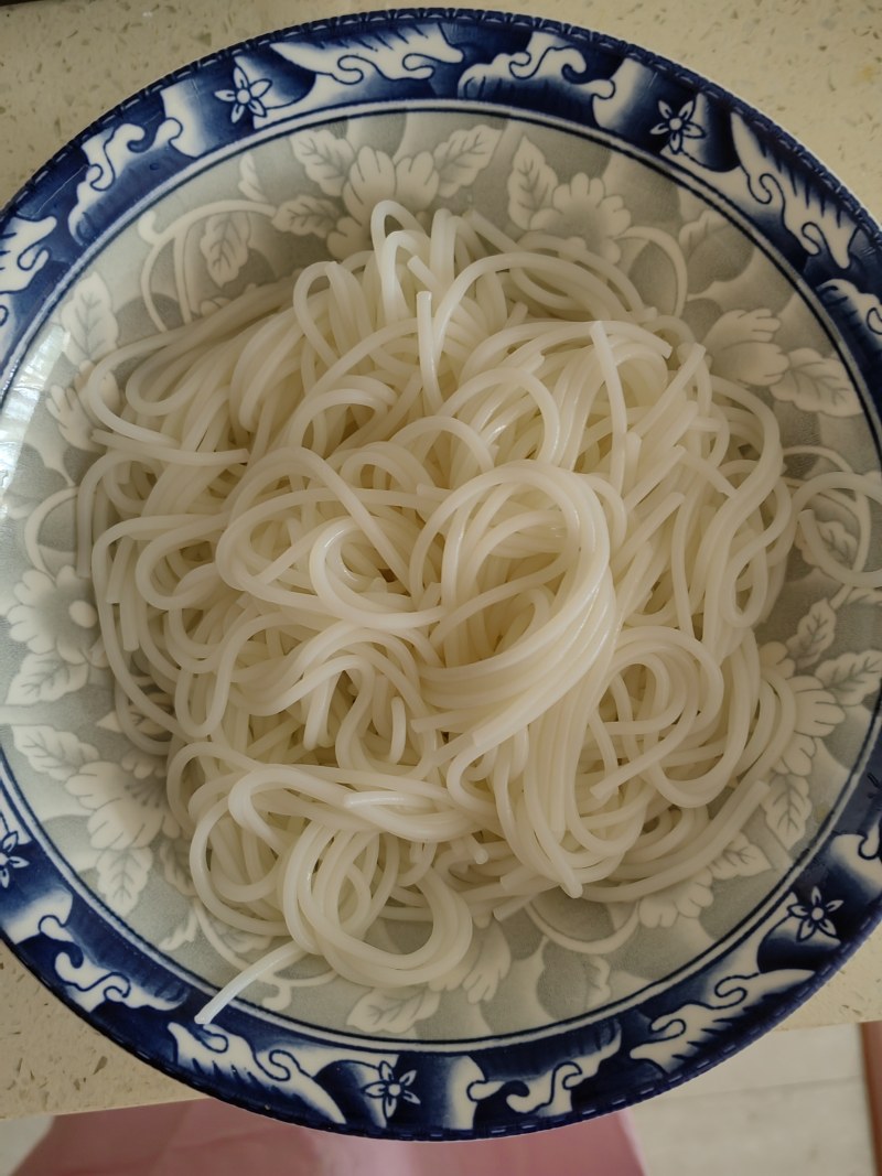 Steps for Making Beef and Mixed Vegetable Rice Noodles