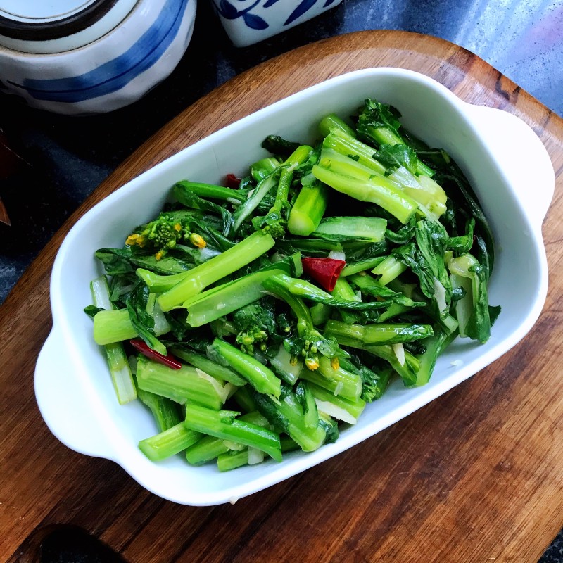 Stir-Fried Lettuce with Walnut Oil