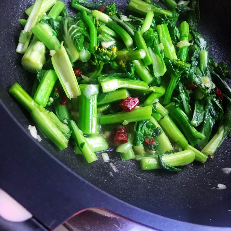 Step-by-Step Guide to Making Stir-Fried Lettuce with Walnut Oil