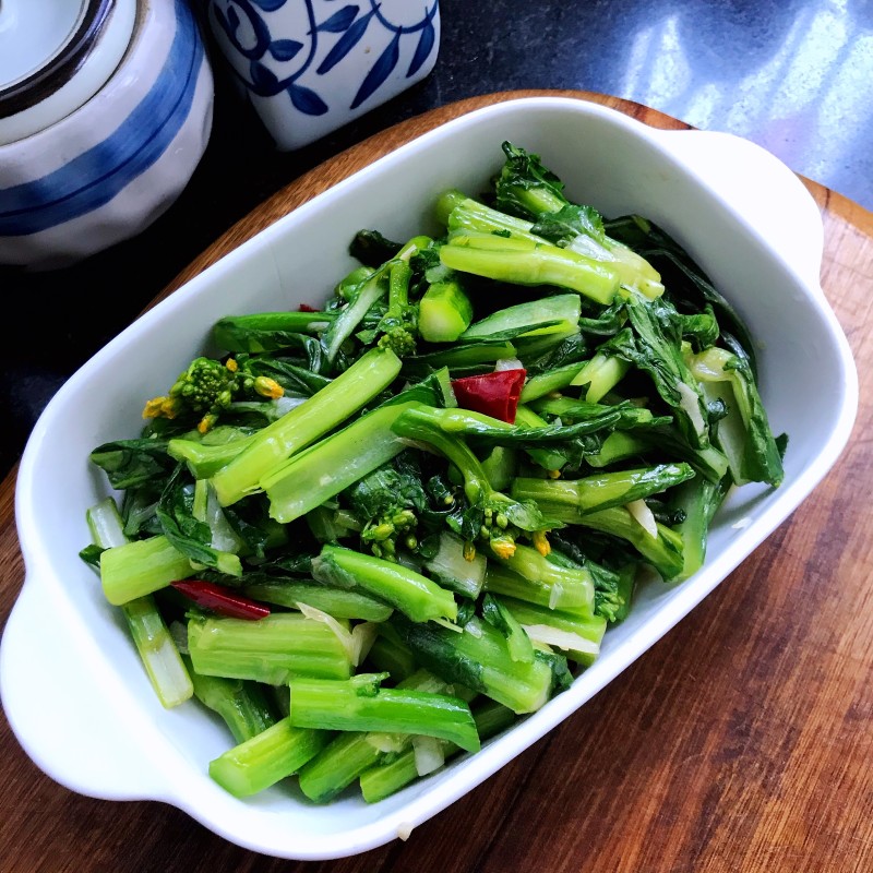 Step-by-Step Guide to Making Stir-Fried Lettuce with Walnut Oil