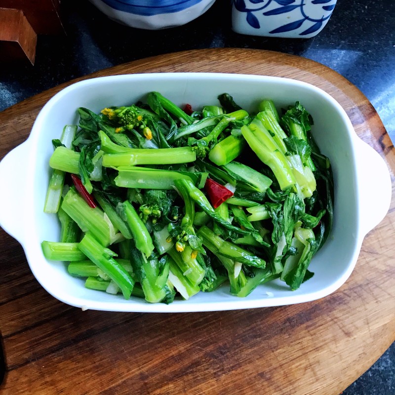 Stir-Fried Lettuce with Walnut Oil