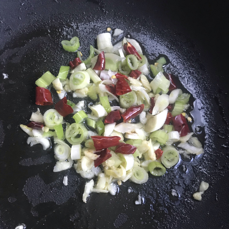 Step-by-Step Guide to Making Stir-Fried Lettuce with Walnut Oil