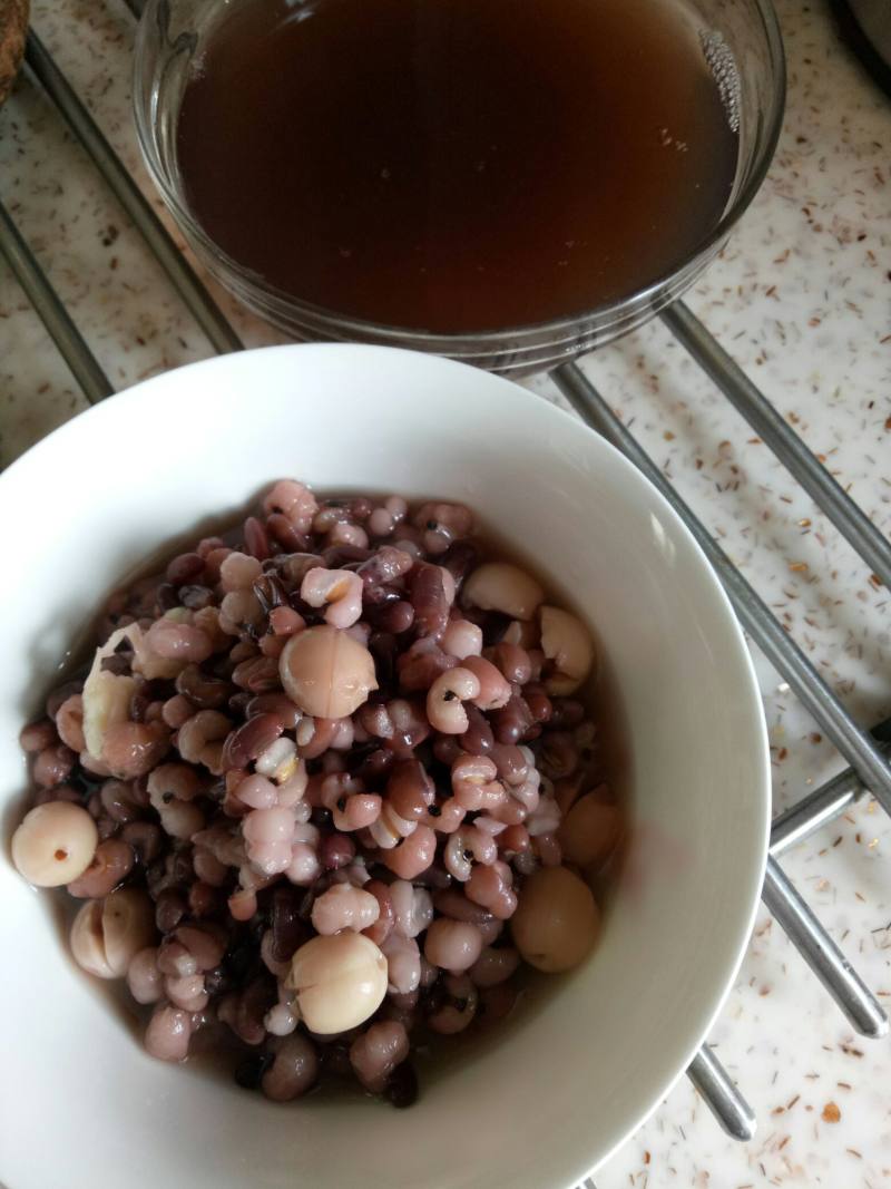 Steps to Make Red Bean Job's Tears Milk Lotus Seed Soup