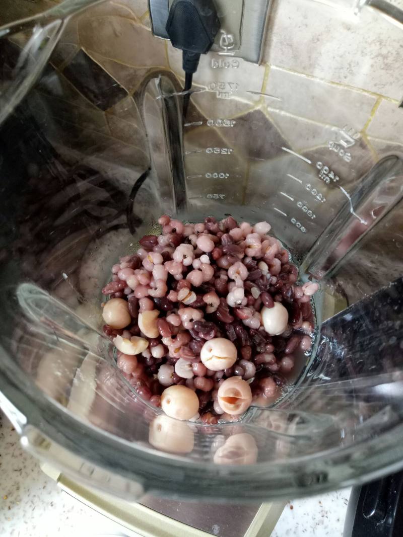 Steps to Make Red Bean Job's Tears Milk Lotus Seed Soup