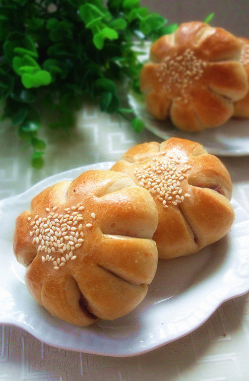 Flower-shaped Red Bean Bread