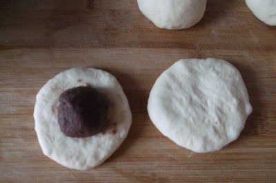 Step-by-Step Process of Making Flower-shaped Red Bean Bread