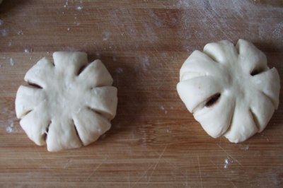 Step-by-Step Process of Making Flower-shaped Red Bean Bread