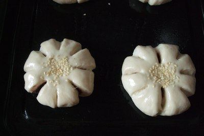 Step-by-Step Process of Making Flower-shaped Red Bean Bread