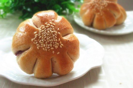 Step-by-Step Process of Making Flower-shaped Red Bean Bread