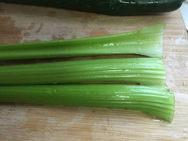 Steps for Making Celery Cucumber Apple Juice