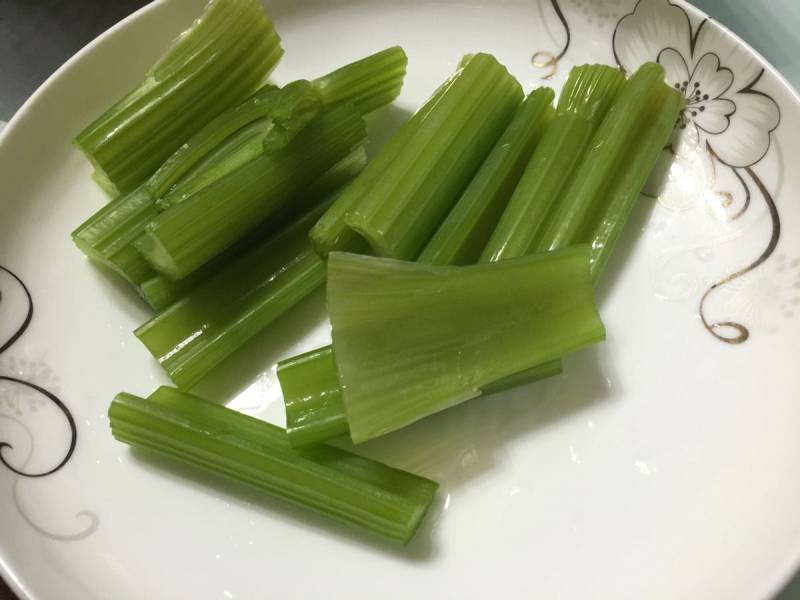 Steps for Making Celery Cucumber Apple Juice