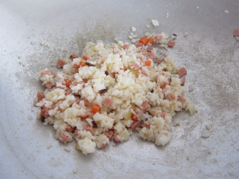 Detailed Steps for Cooking Transforming Leftover Rice into a Delight: Cheesy Baked Rice