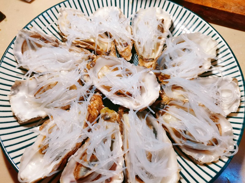 Steps for Cooking Garlic Vermicelli Steamed Oysters