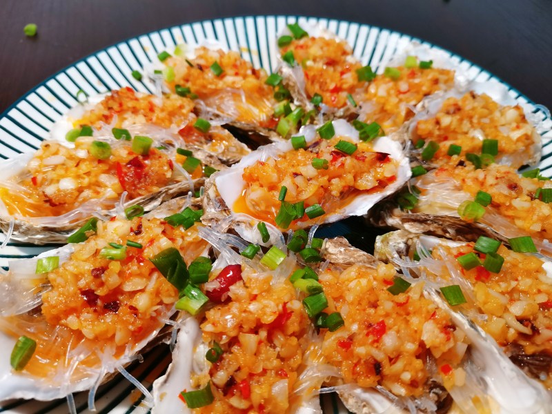 Steps for Cooking Garlic Vermicelli Steamed Oysters