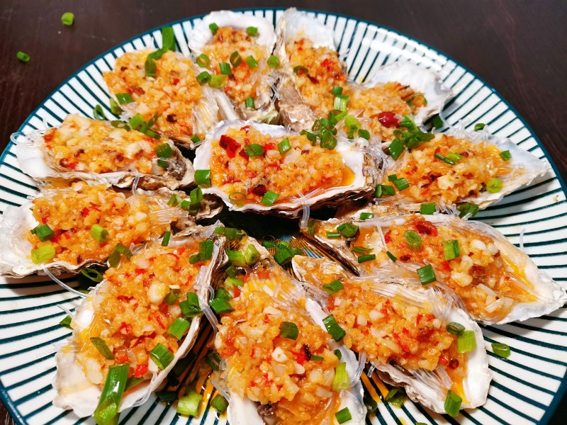 Garlic Vermicelli Steamed Oysters