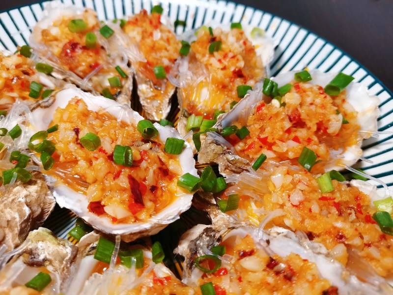 Garlic Vermicelli Steamed Oysters